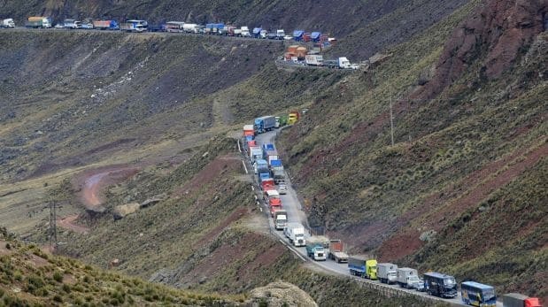 Al menos un muerto y ocho heridos tras volcar un bus en la Carretera