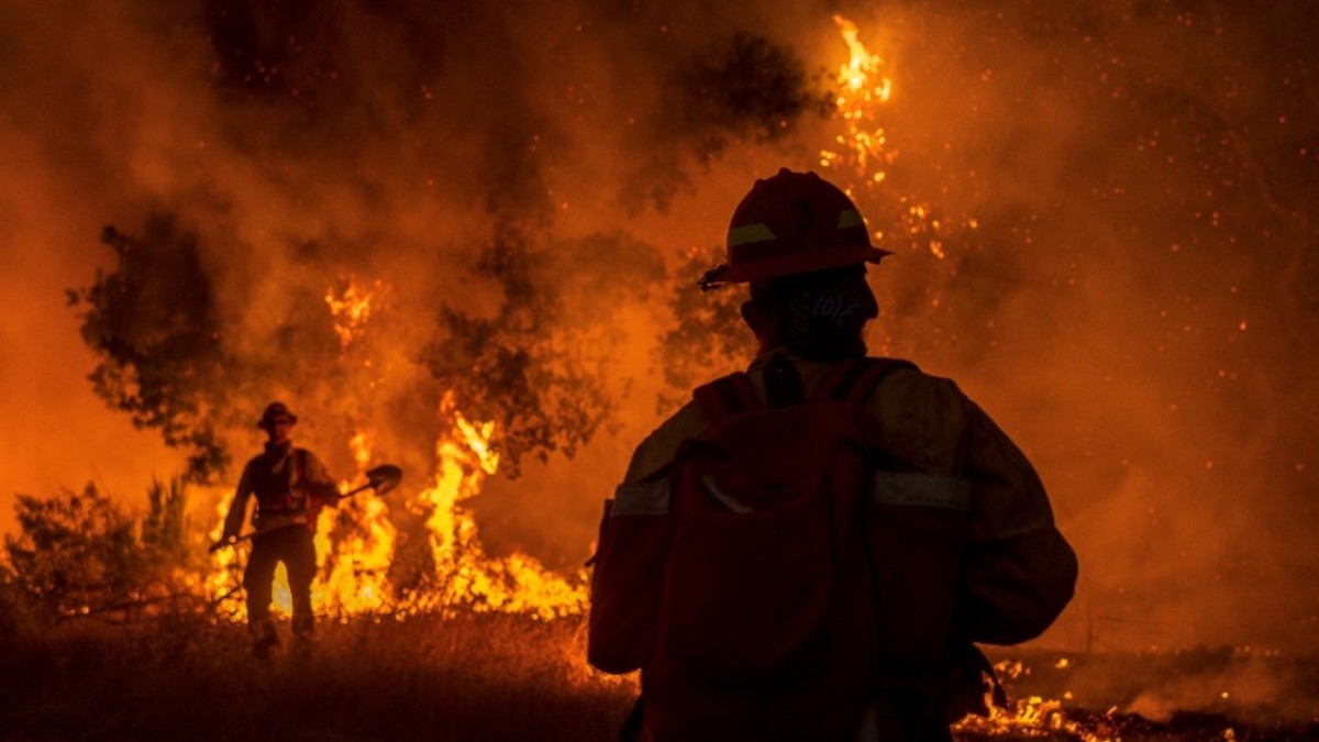 Más de 22.000 bomberos combaten 86 grandes incendios