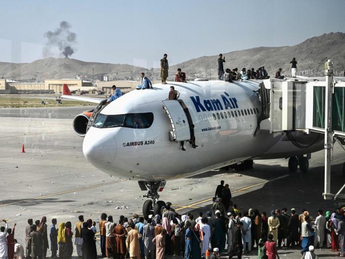 Caos en el aeropuerto de Kabul deja seis personas muertas