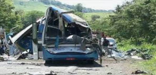 Mueren 17 pasajeros en un bus en Perú tras caer a un barranco