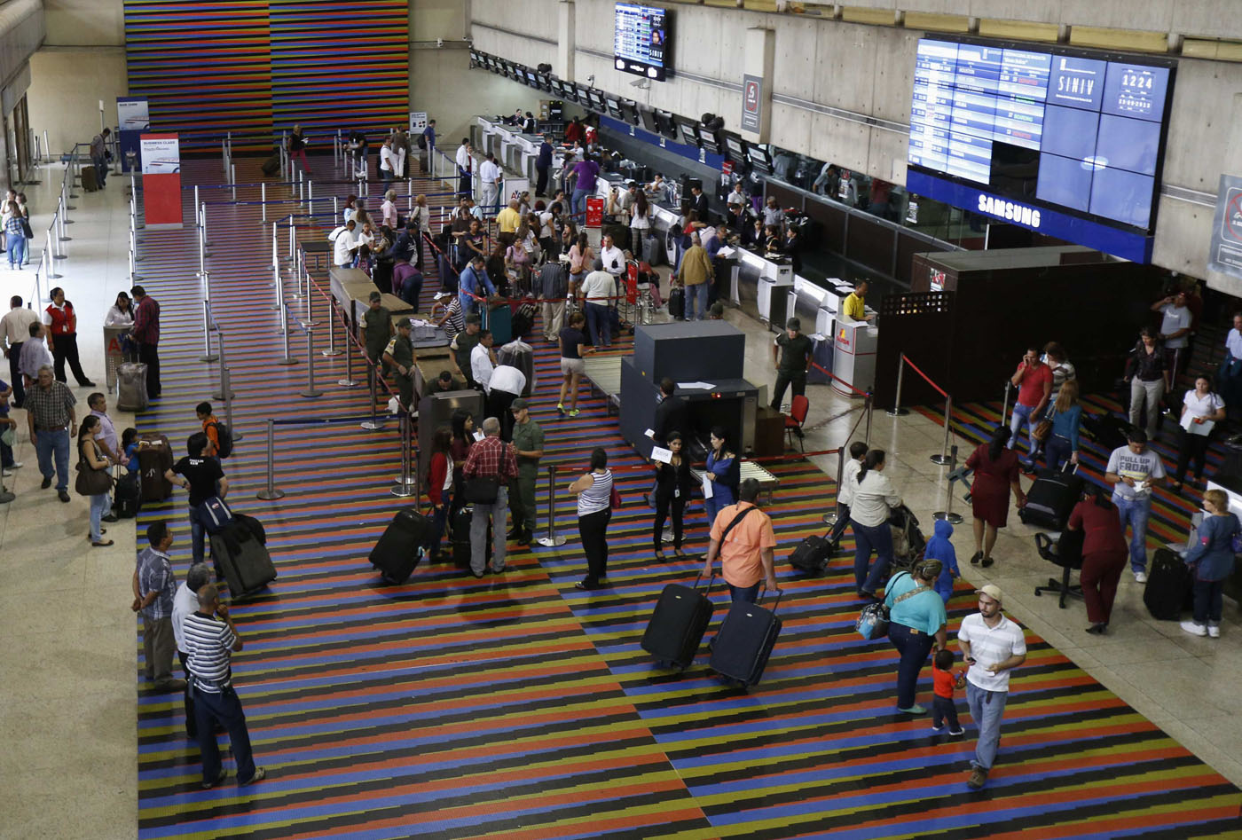 Pasajes para avión son buscados hasta "debajo de las piedras"