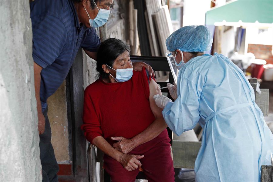 Perú incluye a jóvenes de 21 años en campaña de vacunación