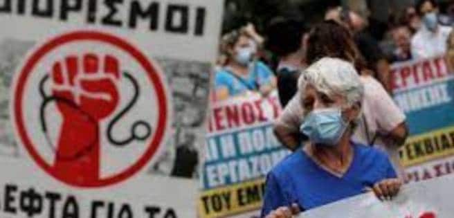 Empleados de la salud griega protestan contra su suspensión por no vacunarse