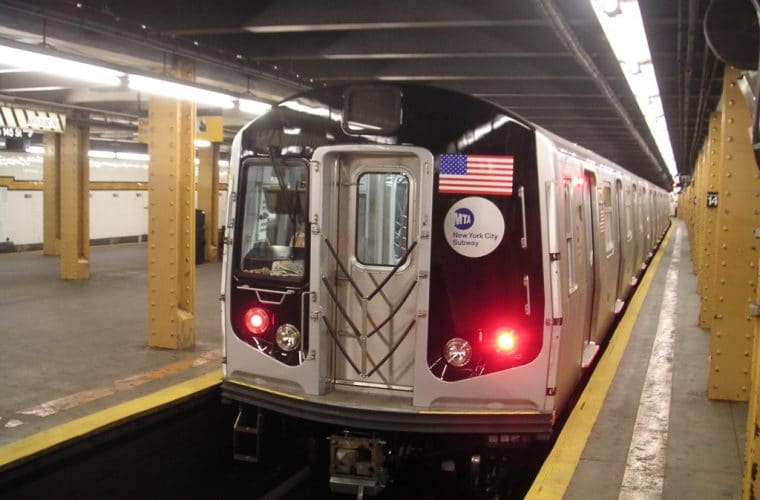 Metro de Nueva York queda paralizado por accidente con botón