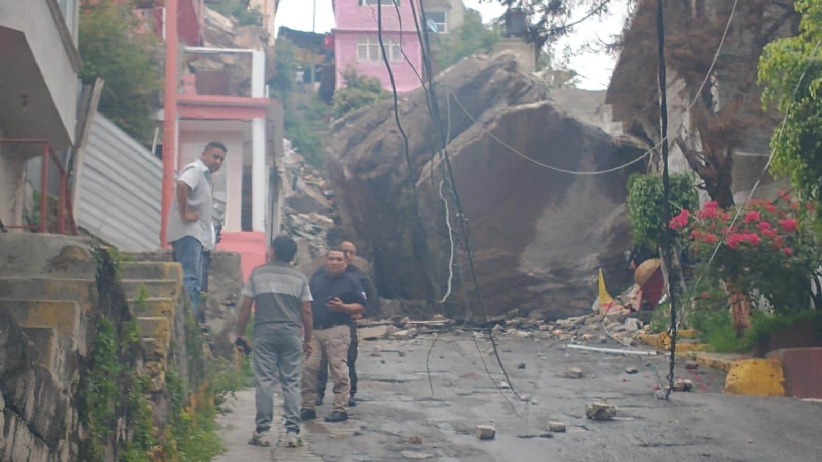 Tres personas desaparecidas tras deslave de cerro en el centro de México