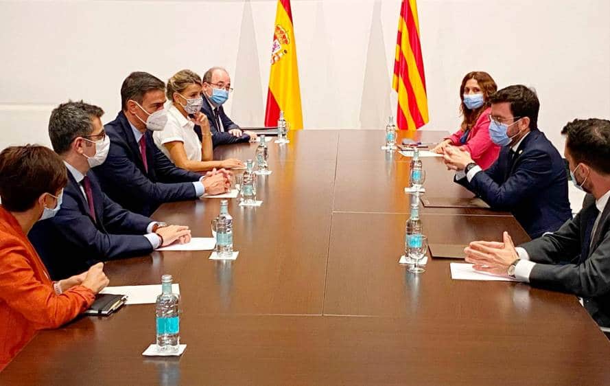 Gobierno de España y ejecutivo catalán inician dialogo tras tensiones