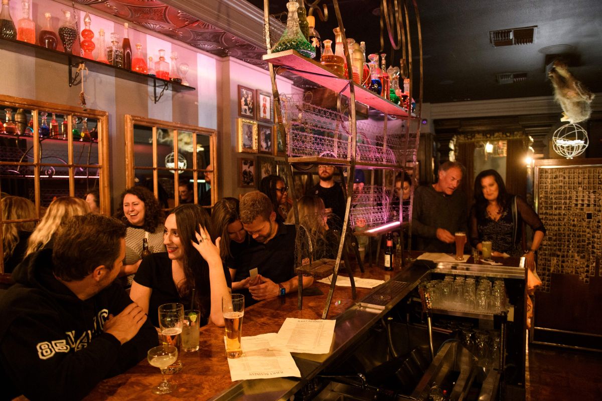 Los Ángeles exigirá vacuna anticovid para ir a bares y clubes nocturnos