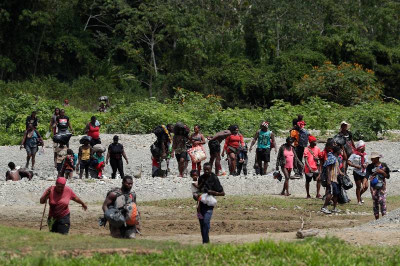 Hallan una osamenta y 9 cuerpos de supuestos migrantes en Panamá