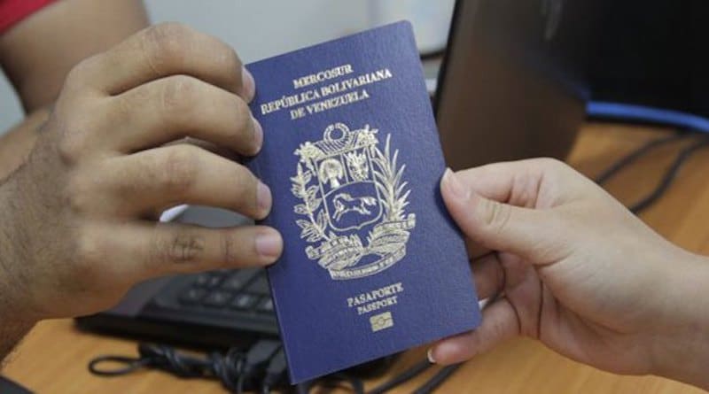 Entregan pasaportes a venezolanos en República Dominicana