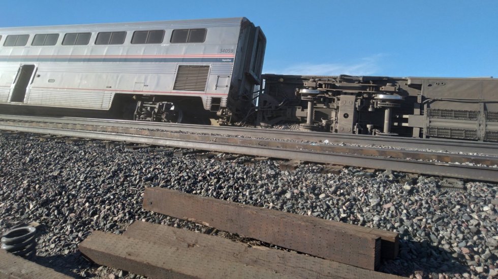 Al menos tres muertos en descarrilamiento de tren de pasajeros en EEUU