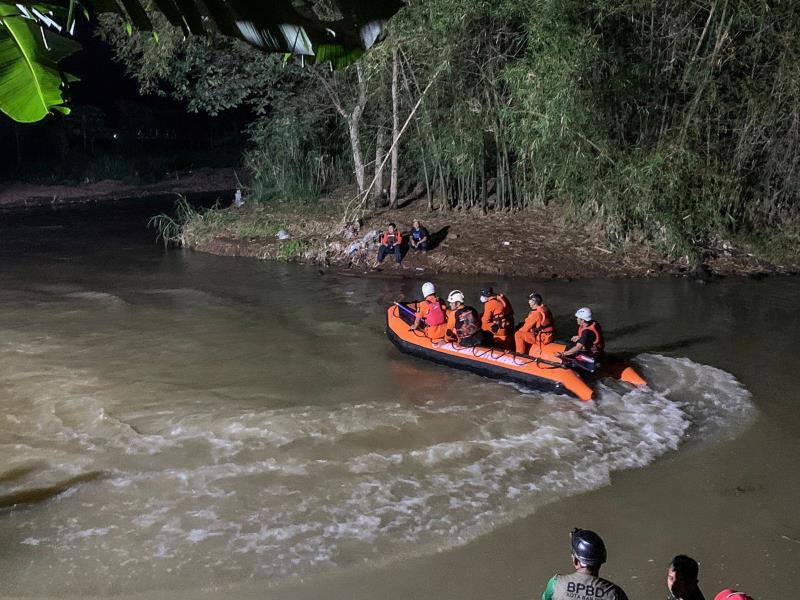 Tragedia: Mueren once estudiantes en Indonesia al caer a un río