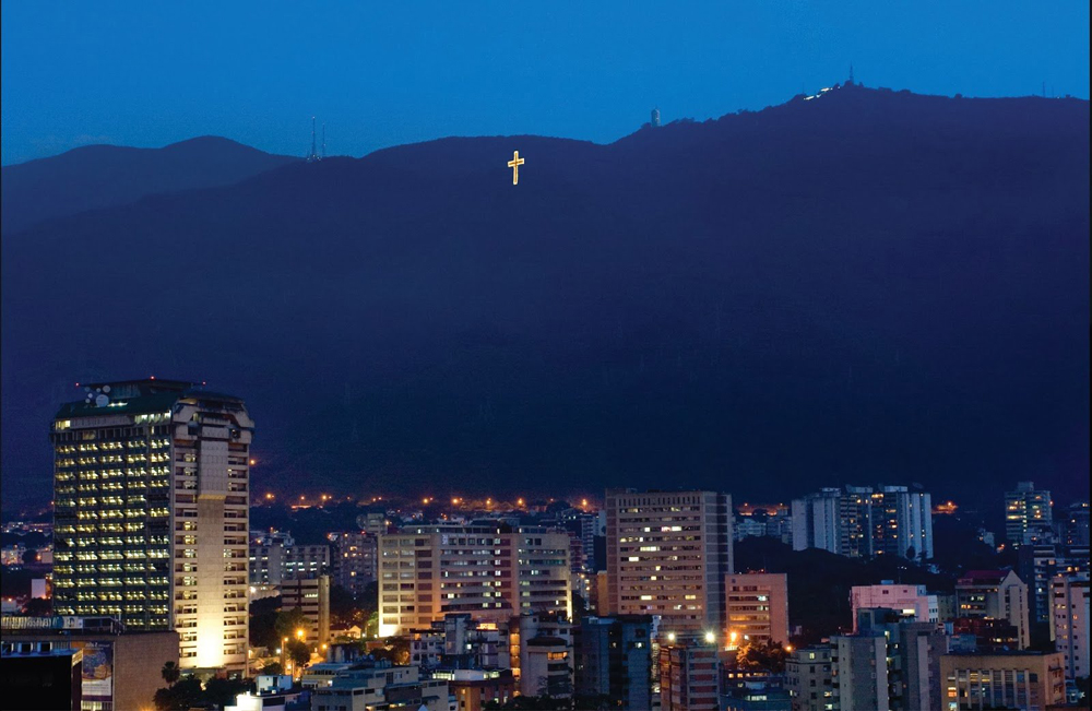 Maduro inicia la navidad con el encendido de la Cruz del Ávila