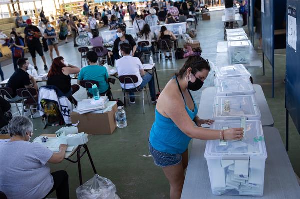 Intenso calor y largas filas para votar en históricos comicios de Chile