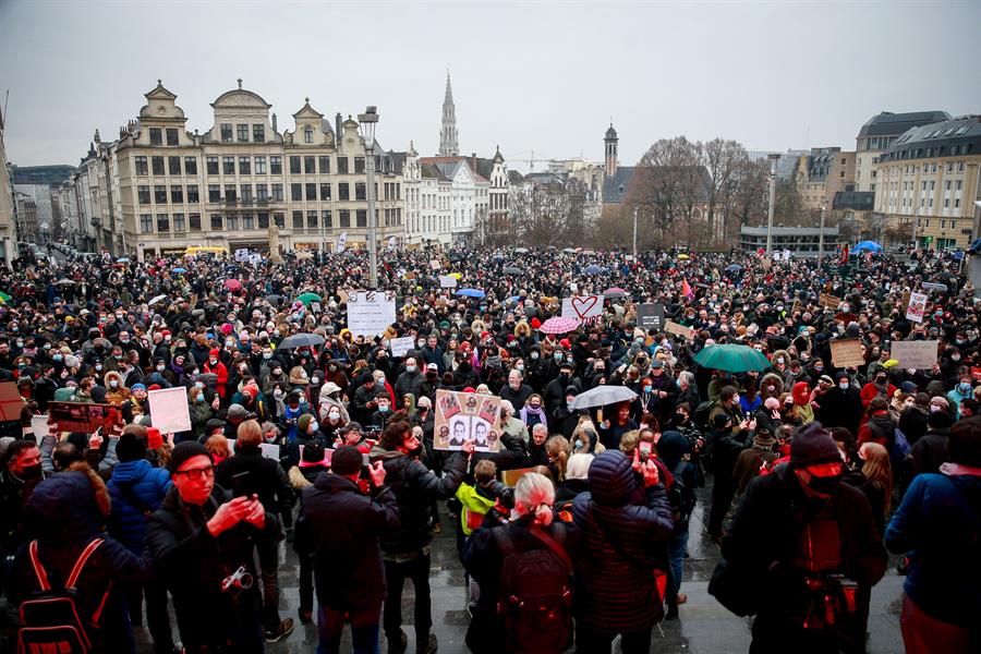 Bélgica cierra cines, salas, teatros y estadios entre protestas