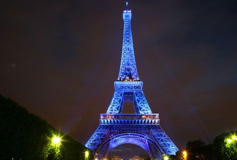 Torre Eiffel se ilumina de azul para celebrar presidencia de la UE