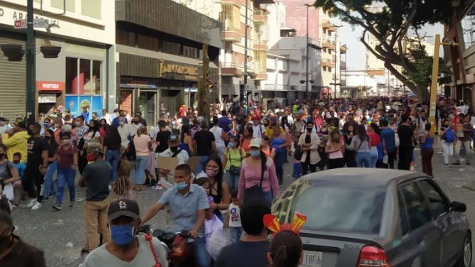 Venezolanos se lanzan a las compras de última hora