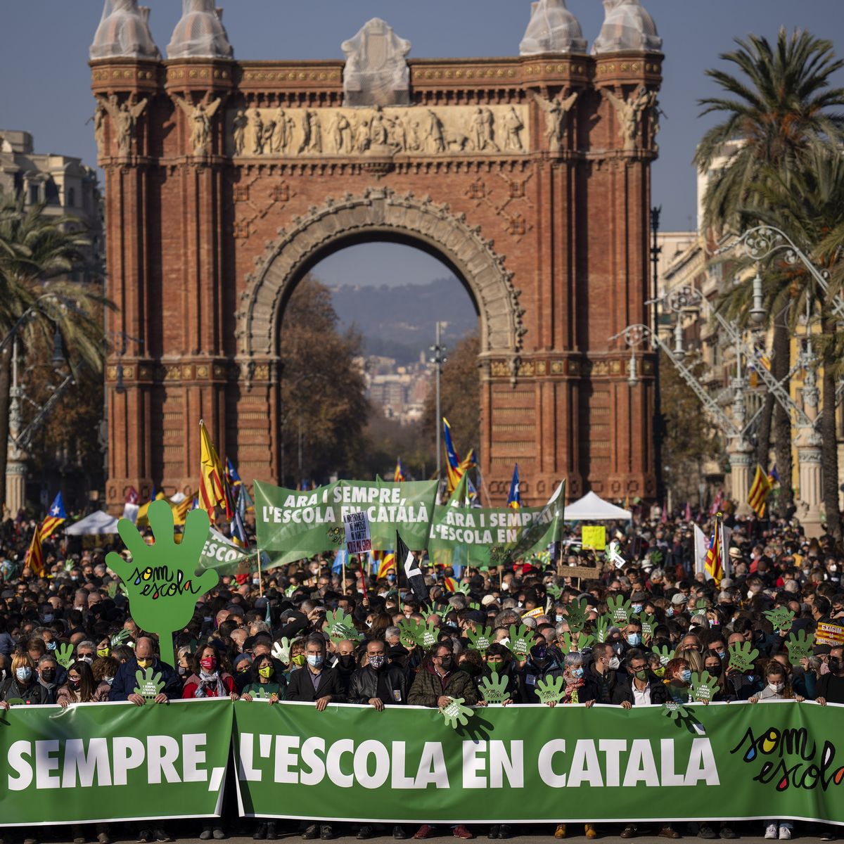 Catalanes protestan contra orden de enseñar más español en escuelas