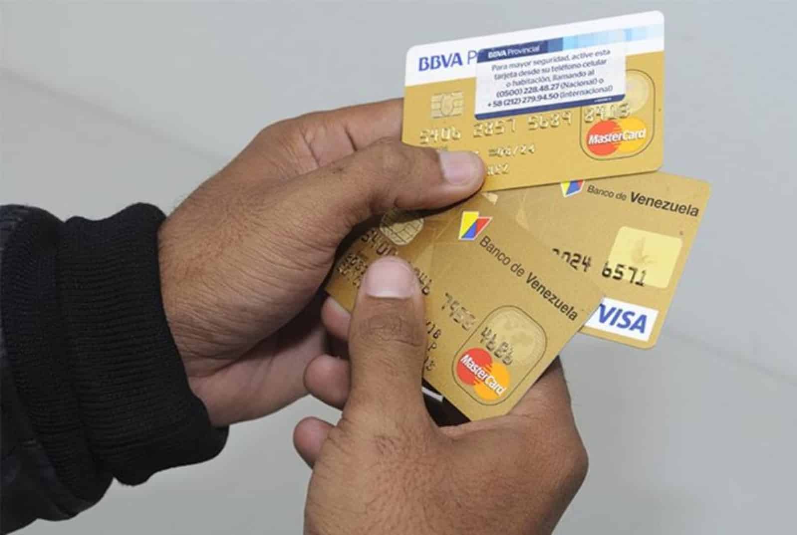 Tarjetas de crédito quedan solo para adornar las carteras