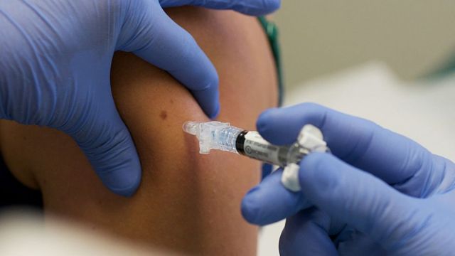 Las vacunas son efectivas contra ómicron y otras variantes,