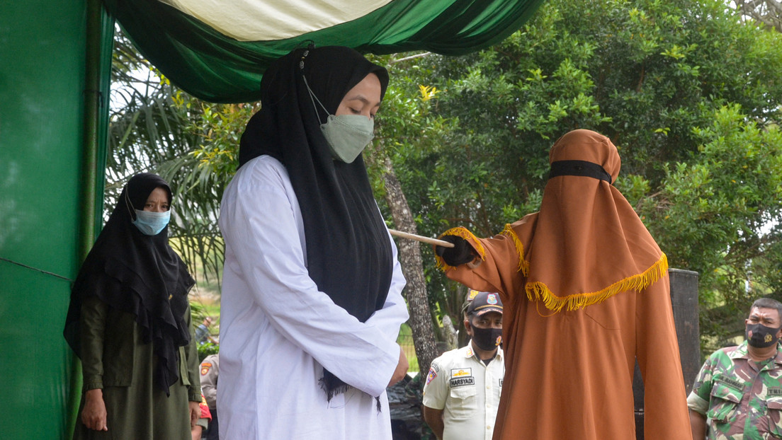 Una mujer recibe 100 latigazos por adulterio en Indonesia