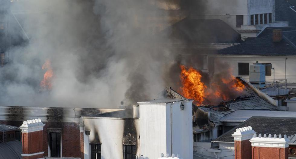 Incendio destruye edificio histórico del Congreso sudafricano