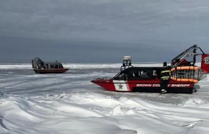 Rescatan a 27 personas de hielo flotante en Green Bay