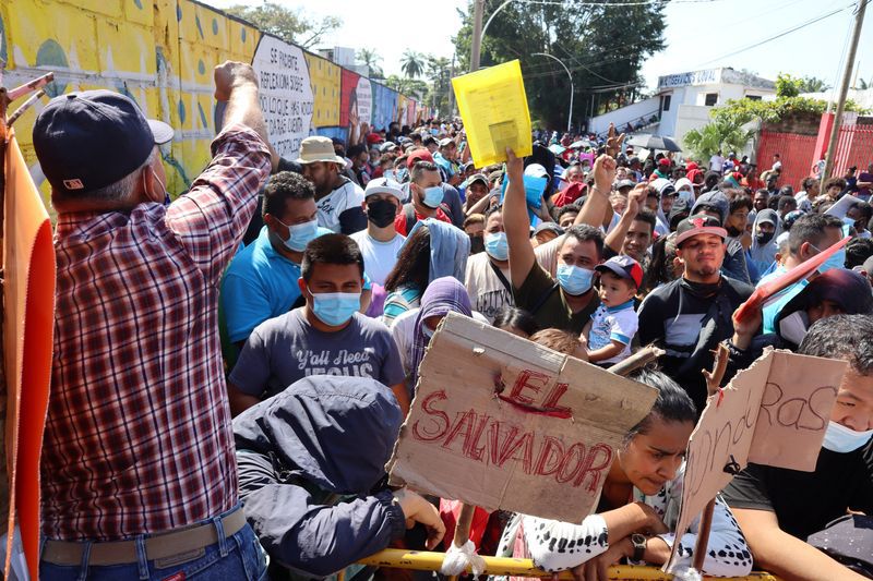 Migrantes inician huelga de hambre para presionar visas en México