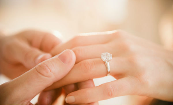 ¿Por qué el anillo de compromiso se usa en el dedo anular?