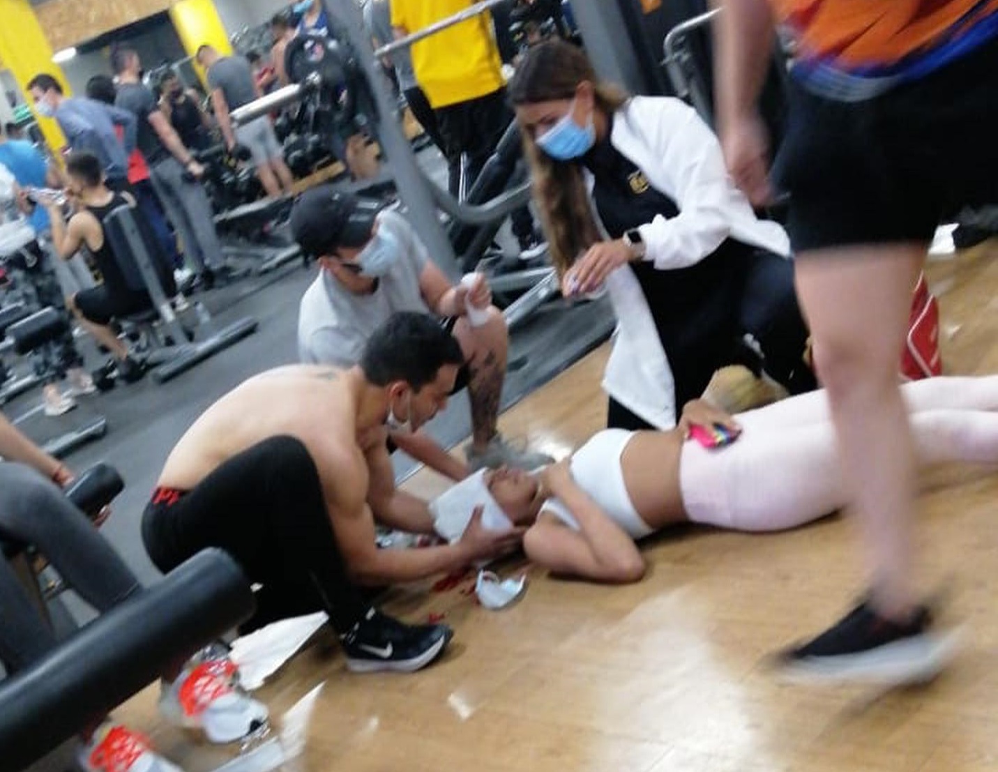 Hombre golpea a una joven con su celular en un gimnasio de Colombia (+Video)