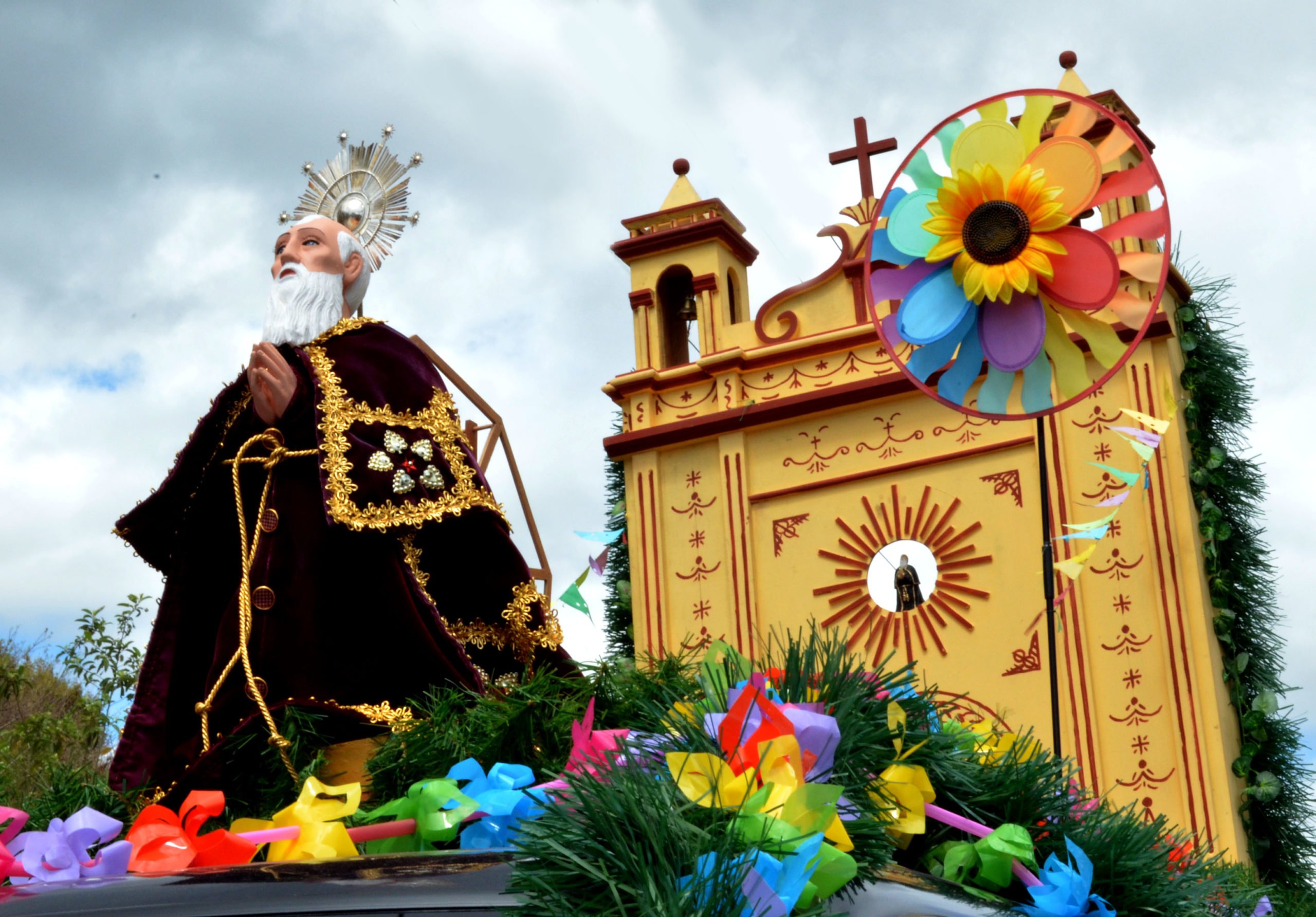 Indígenas manifiestan su fe a San Caralampio en México
