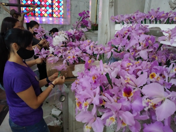 Devotos llevan 4 mil orquídeas al Nazareno de San Pablo