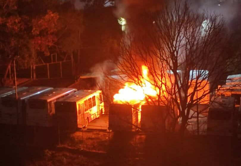 Incendio consume dos autobuses en estacionamiento de Baruta