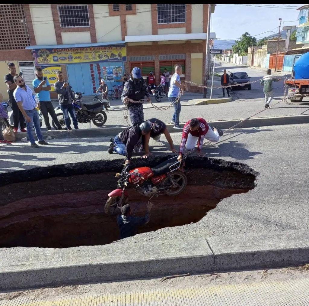 Motorizado cae en hueco gigante en Barquisimeto