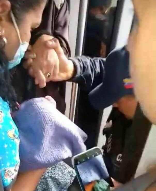 Mujer da a luz en una unidad de transporte en Caracas (+Video)