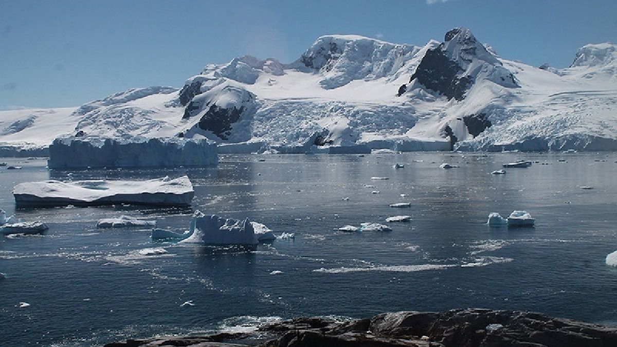 Hallan gigantesco sistema de aguas subterráneas bajo el hielo antártico