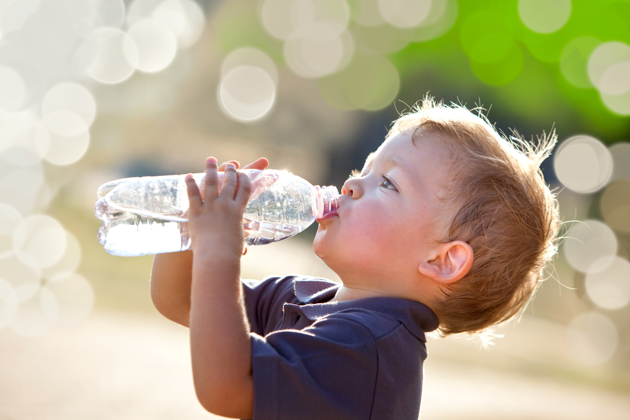 ¿Cómo tratar la deshidratación en los niños?