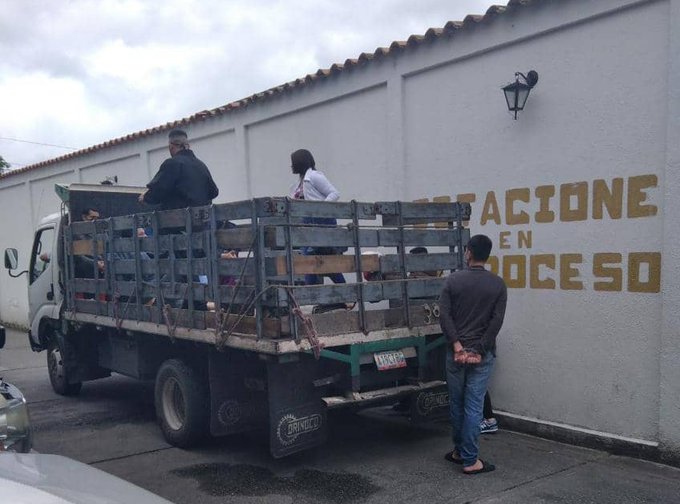 Denuncia en Trujillo: Trasladan a reclusos para las audiencias en un camión | Diario 2001