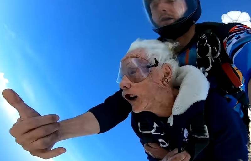 Enfermera se lanza en paracaídas para celebrar su cumpleaños Nº100 (+Video)