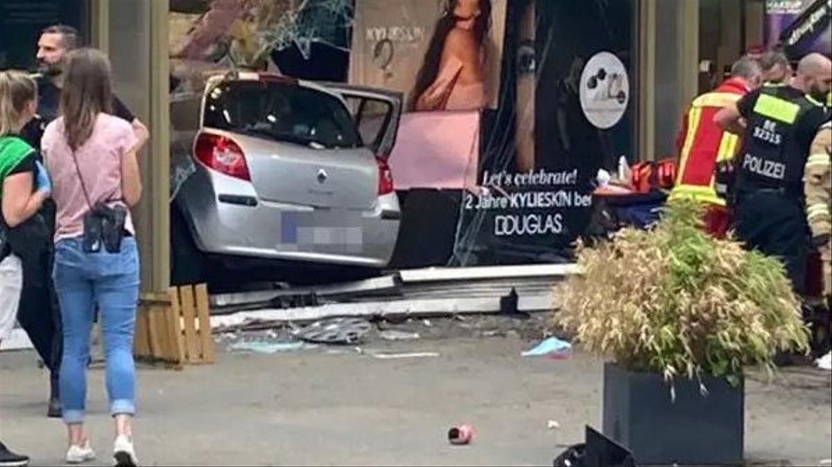 Un muerto y 10 heridos deja choque de un carro en Alemania