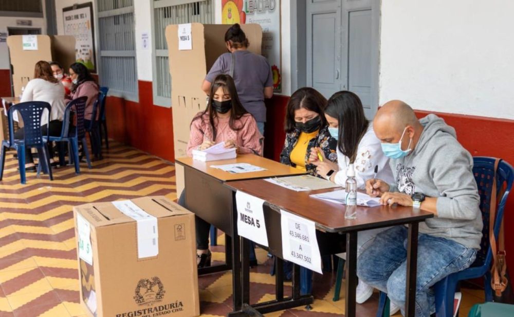 Mesas electorales de Colombia cierran en la segunda vuelta presidencial