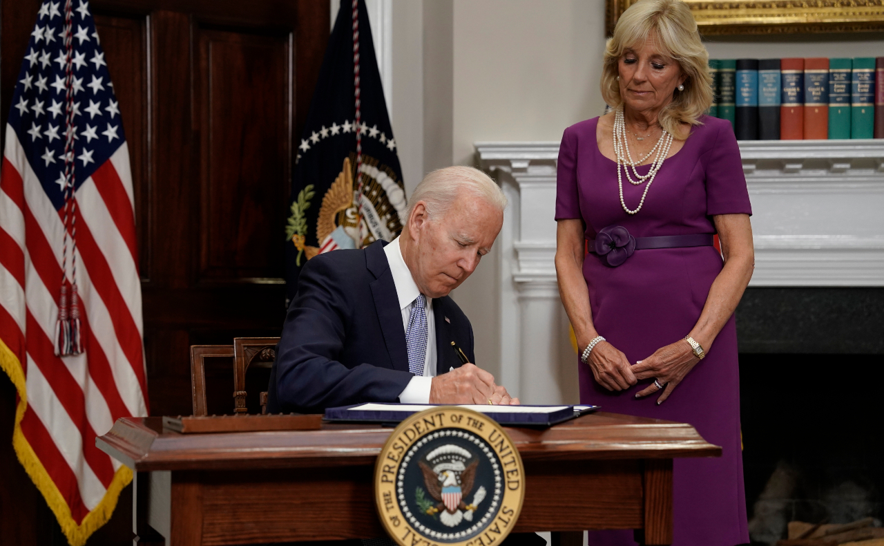 Biden promulga la primera ley sobre control de armas