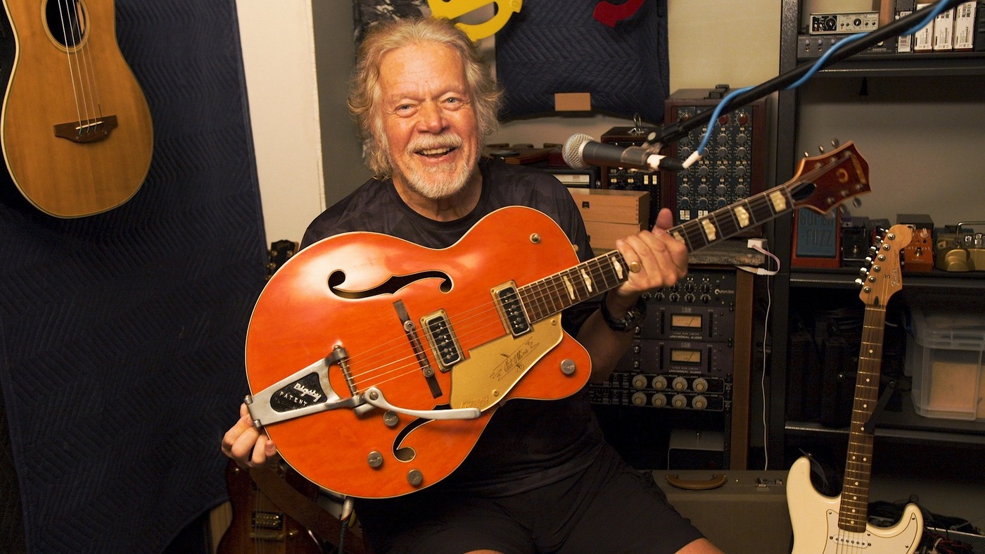 Estrella de rock recupera preciada guitarra robada hace 45 años