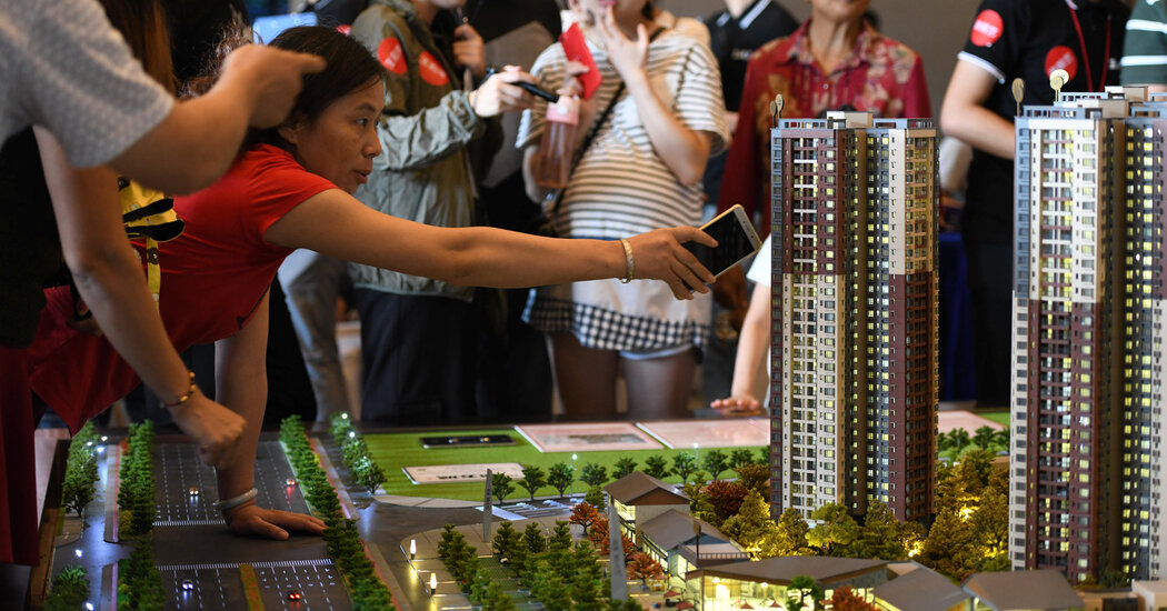 Promotoras ofrecen descuento inmobiliario a cambio de sandías o ajos en China