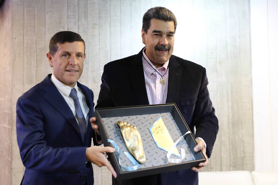 ¡Maduro ya tiene la zurda de Maradona! Entregan réplica del pie izquierdo al presidente