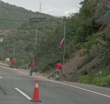 Deslizamiento en la autopista Caracas-La Guaira genera fuerte congestión en ambos sentidos