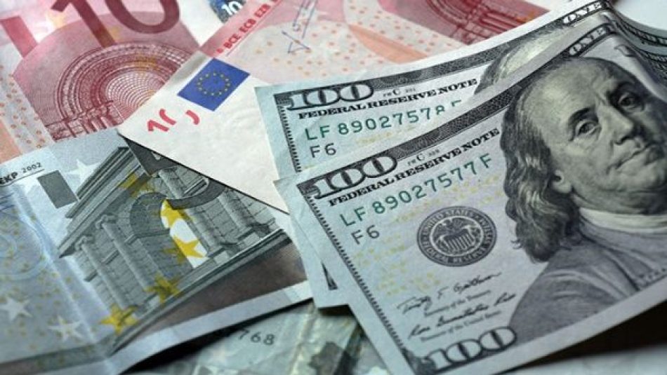 El euro alcanza la paridad con el dólar por primera vez en 20 años