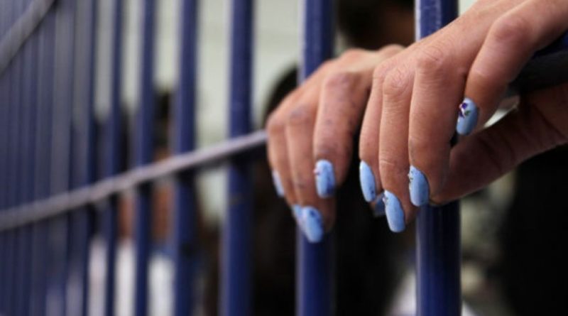 Sale de prisión tras 43 años por un crimen que no cometió