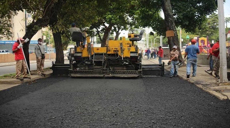 Colocan al menos 90 toneladas de asfalto en avenidas de Caracas