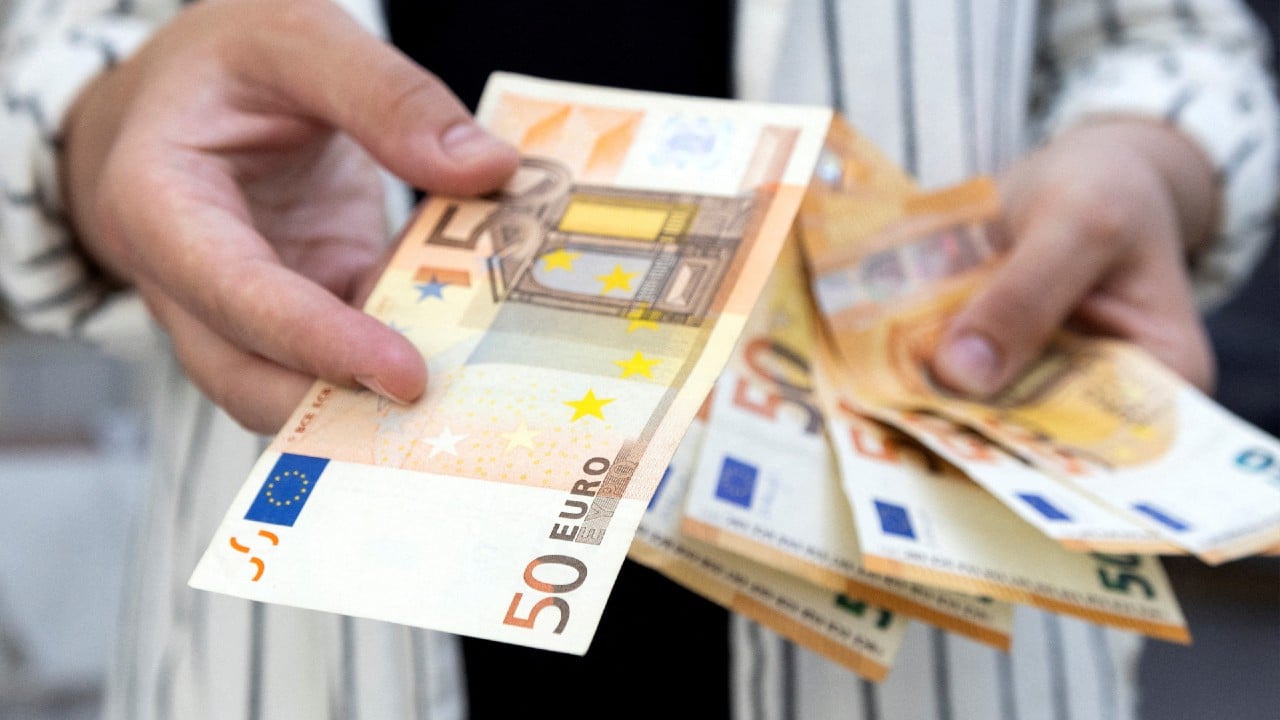 El euro vuelve a caer por debajo del dólar ante una posible recesión en Europa