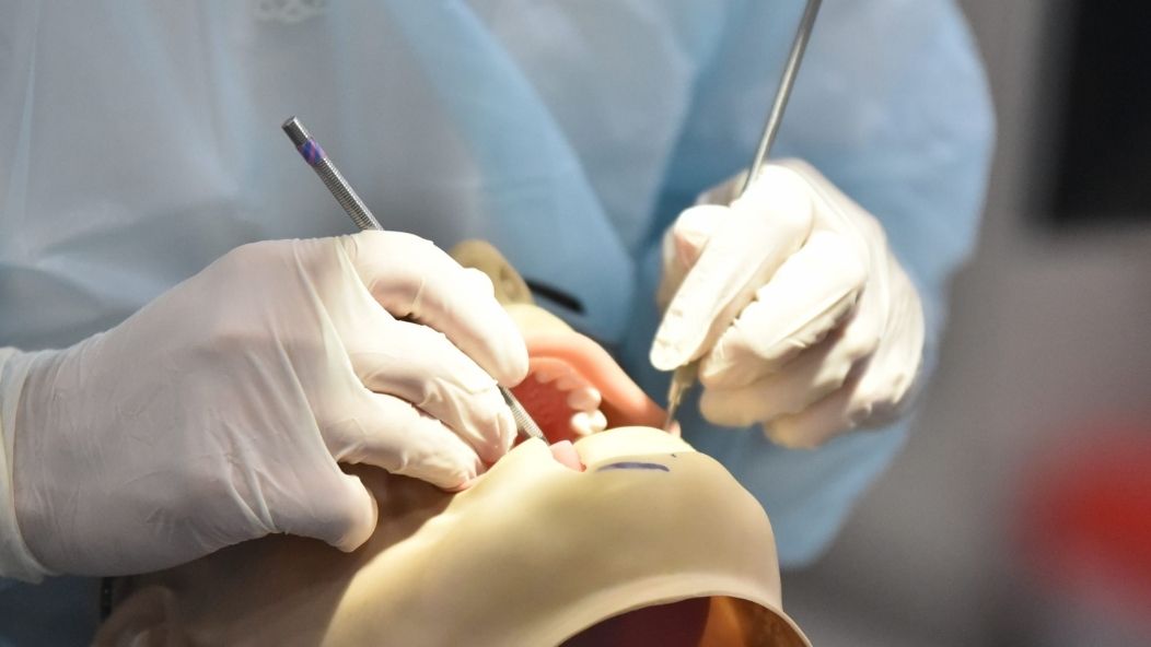 Aprehenden a un colombiano por usurpar funciones de ortodoncista